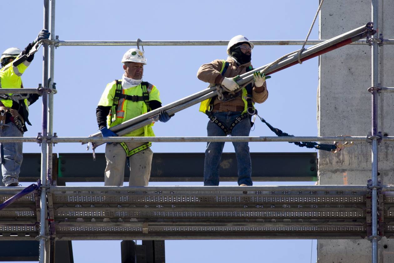 资料图:华盛顿特区几名建筑工人在高空作业
