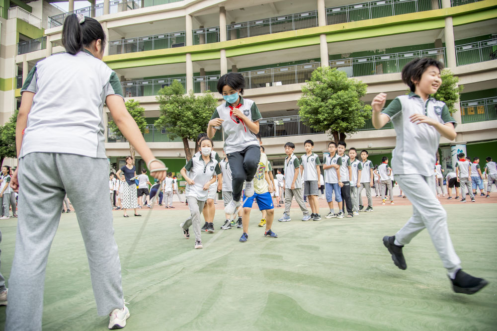 湖北省武昌水果湖第一小學的學生在操場上跳繩鍛鍊(9月1日攝).