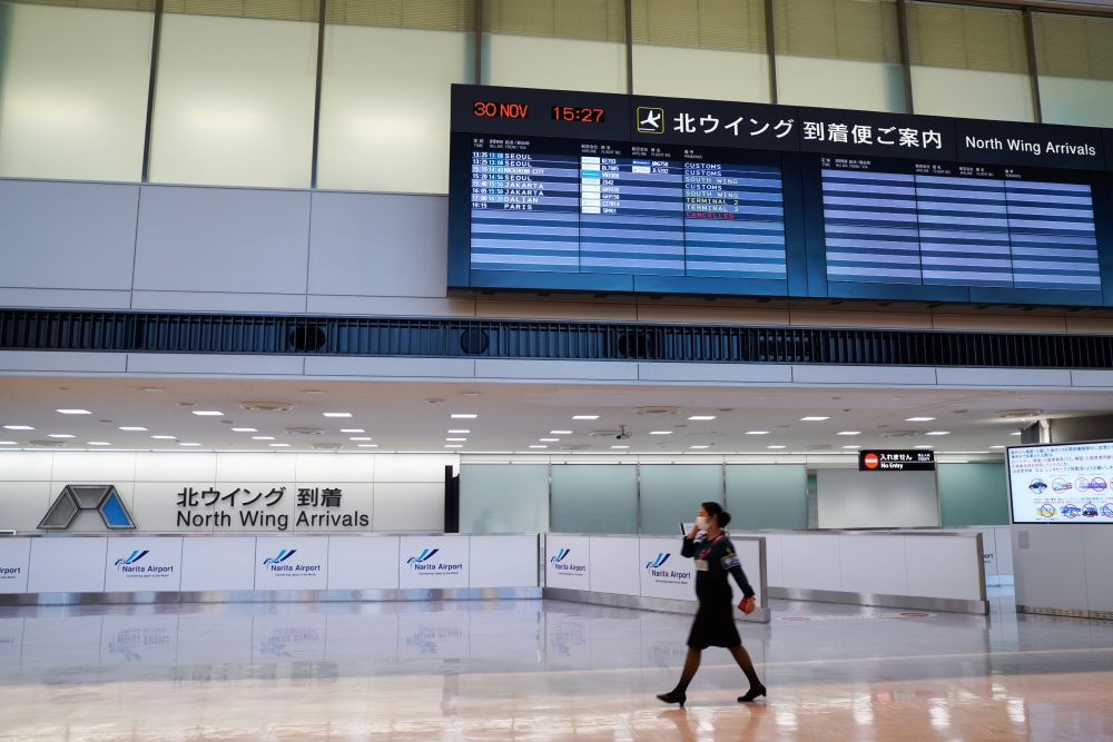 这是11月30日拍摄的日本东京成田机场t1国际到达厅