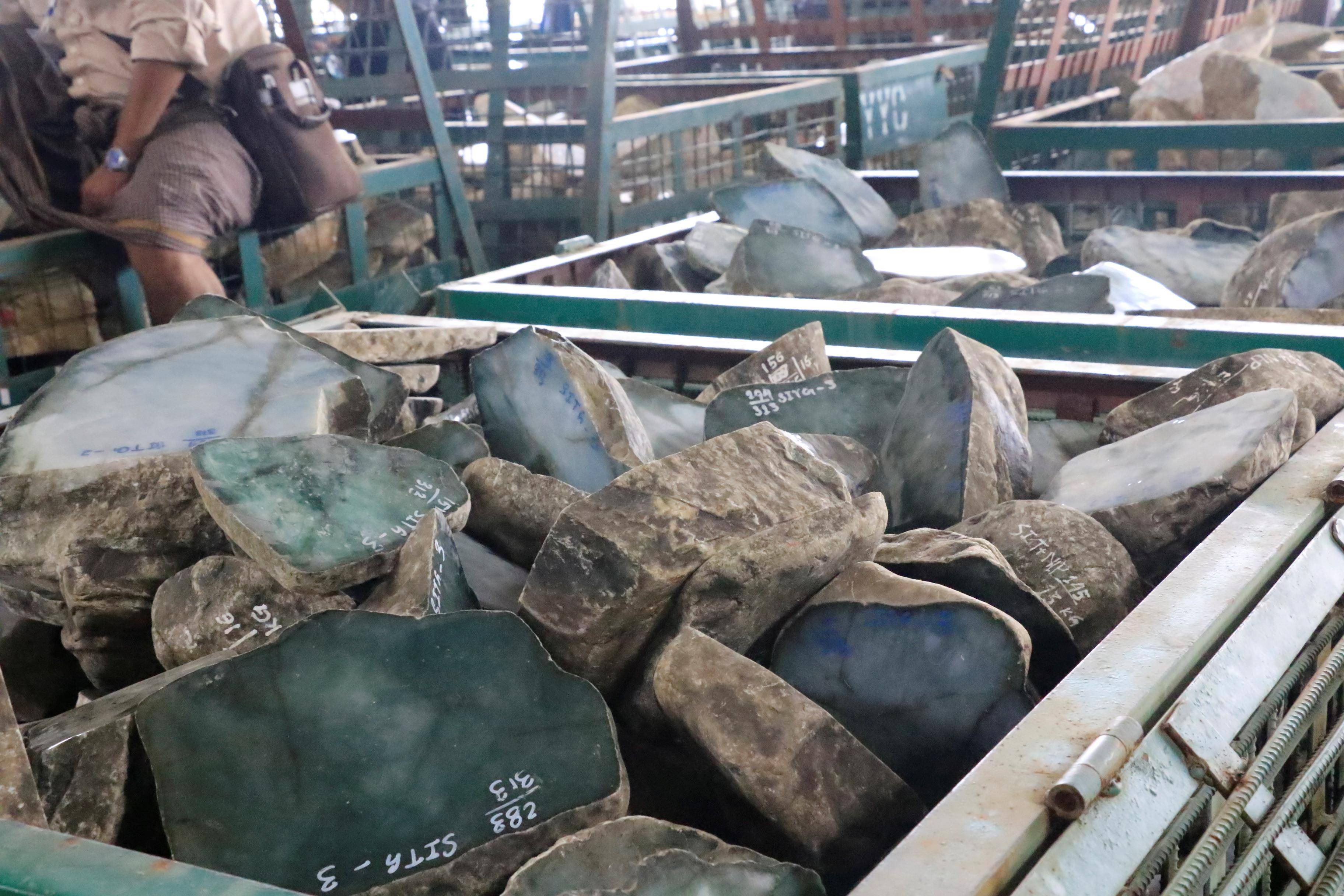 往年缅甸玉石珠宝交易会拍卖的翡翠原石