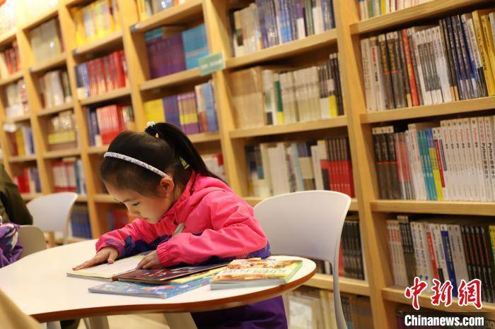 图为假期里小学生在图书馆阅读. 张林虎 摄