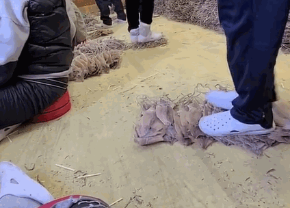 韩国一食品厂鱿鱼干被员工穿着鞋踩韩网友以前还光脚踩