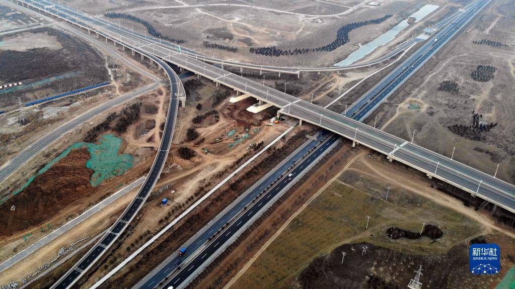 这是1月5日拍摄的京雄高速与津雄高速交汇处(无人机照片).