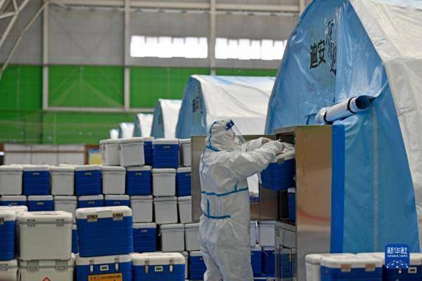 人员向滨海新区汉沽网球馆内的气膜实验室运送新冠病毒核酸检测样本