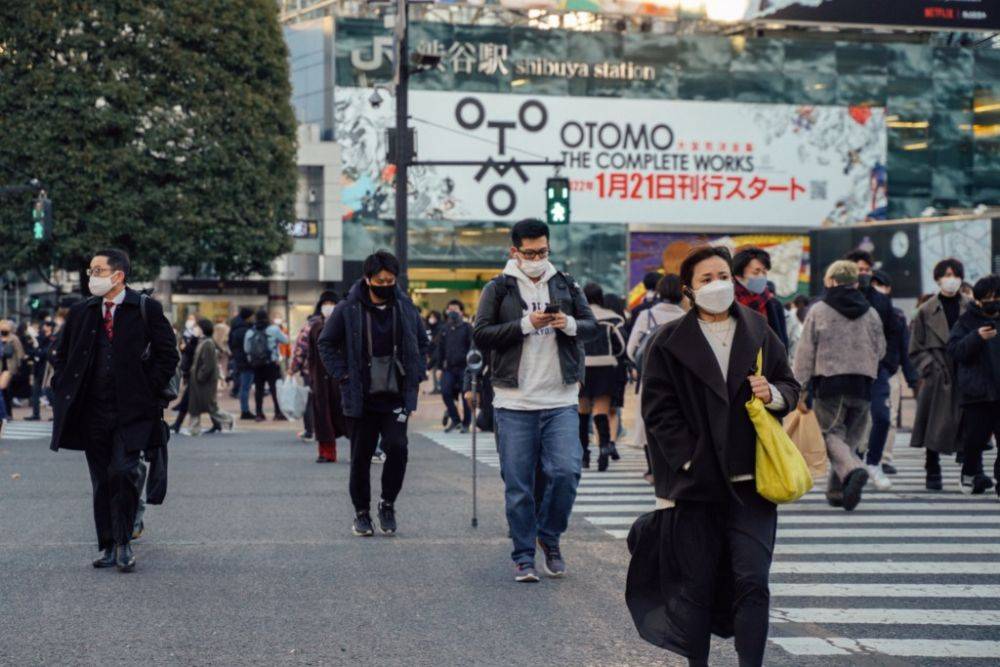 1月21日,人们戴口罩走在日本东京涩谷街头.(新华社记者张笑宇摄)