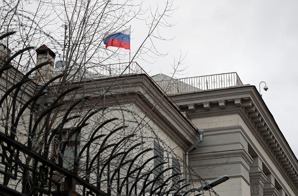 当地时间12日,消息人士称,俄罗斯外交官和领事人员开始陆续离开乌克兰