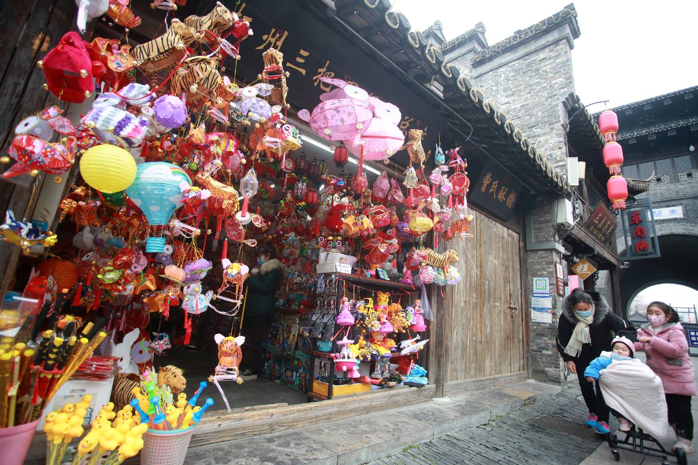 连日来,扬州花灯市场红红火火,兔子灯,荷花灯,虎灯等争奇斗艳,吸引了