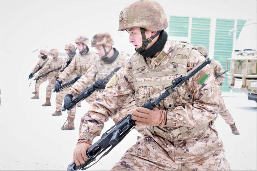 解放军总医院研究生院 的 女学员 换装打雪仗 看完了女军人的风采