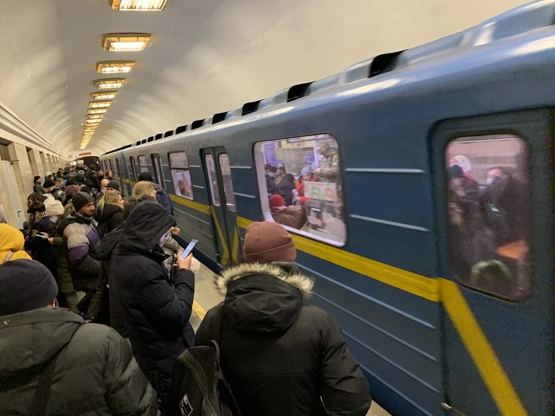 2月25日,人们在乌克兰基辅搭乘地铁新华社记者 鲁金博 摄