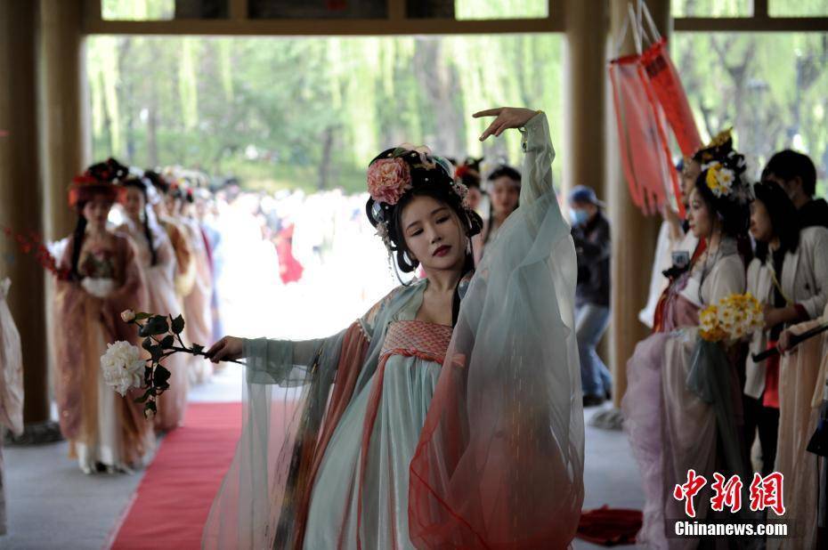 图为汉服爱好者在活动现场表演才艺. 高铖 摄