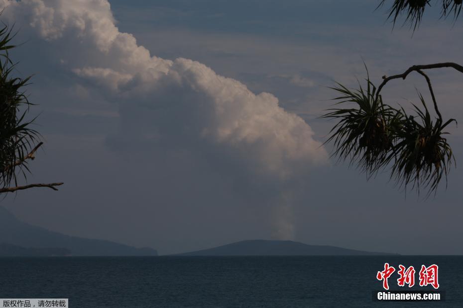 印尼喀拉喀托之子火山喷发滚滚浓烟直冲天际