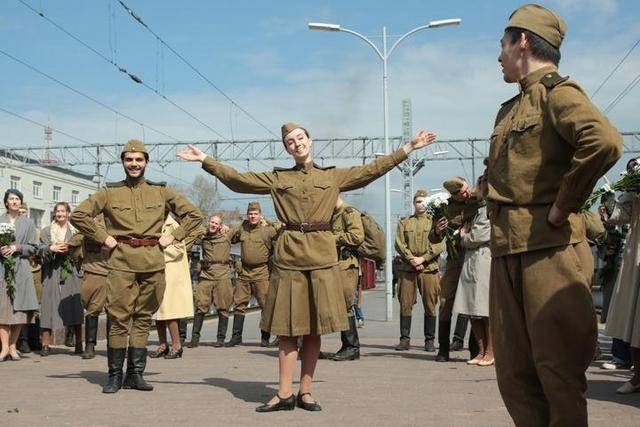 5月6日,参加纪念活动的人员在俄罗斯圣彼得堡芬兰火车站跳舞.