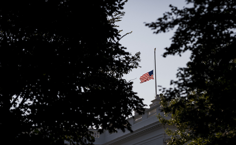白宫美国已有100万人死于新冠将降半旗为逝者默哀