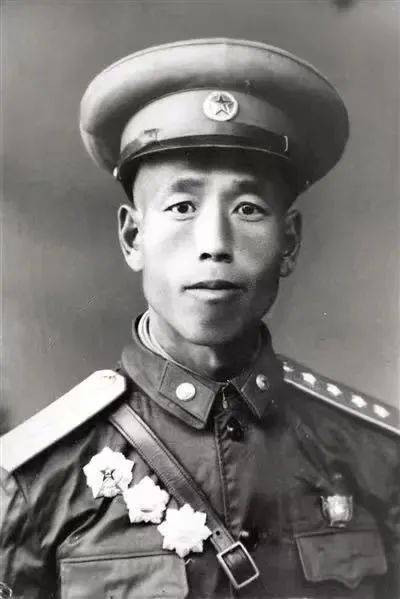 1955年,谭德本第一次授衔时留影.