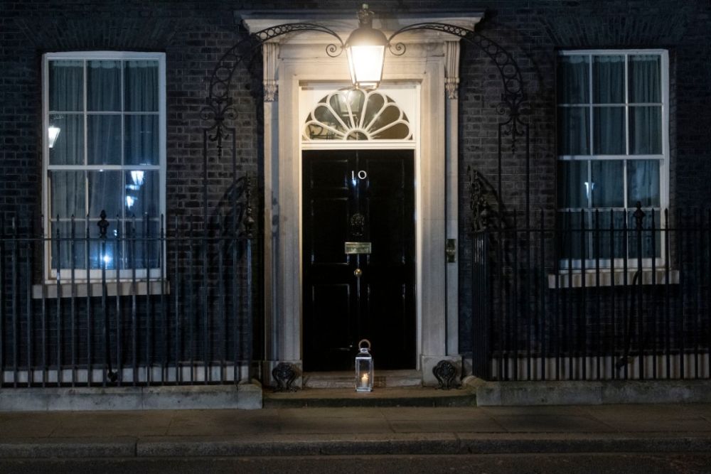2021年3月23日晚,一盏蜡烛灯摆放在英国伦敦唐宁街10号首相府门前.
