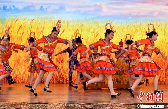 图为畲族舞蹈表演. 吕明 摄