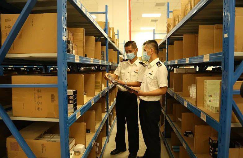 海口海关关员在免税品仓库进行巡查监管