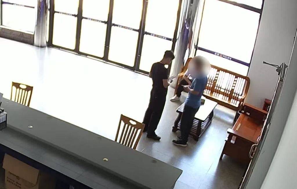 其收取250元“报酬”后，便将自己的银行卡出借给他人“刷流水”。目前，曾某、杨某涉嫌帮助信息网络犯罪