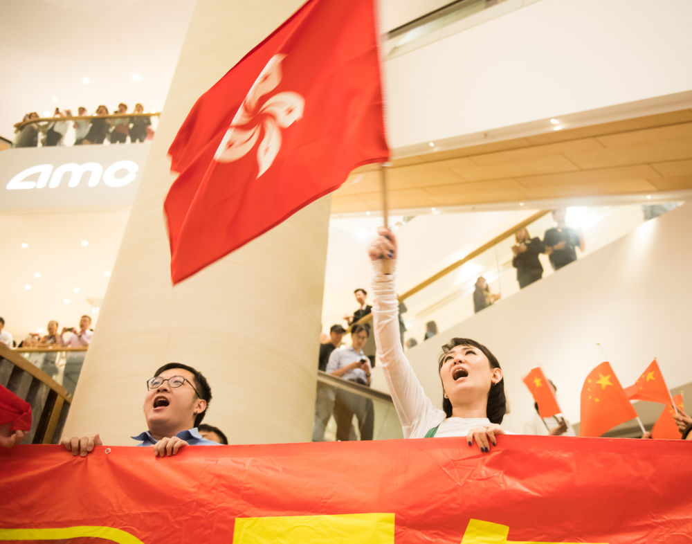 祖国万岁,香港加油!——香港市民高唱国歌迎国庆