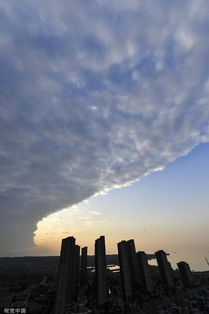 安徽巢湖上空昨现"阴阳天"景观