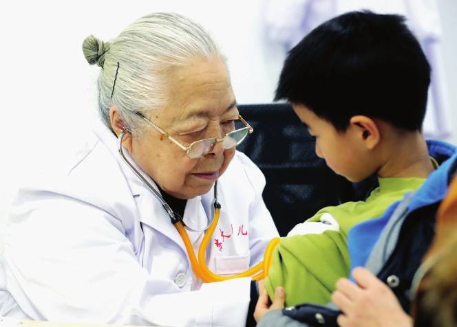 85岁"最美医生奶奶"