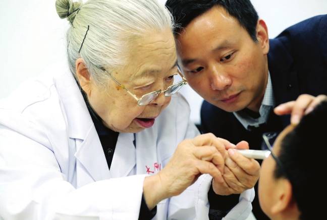 85岁"最美医生奶奶"