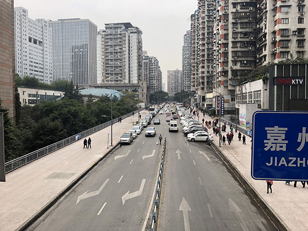 重庆加州花园火灾:三道路桩阻拦消防车,私家车仍停消防通道