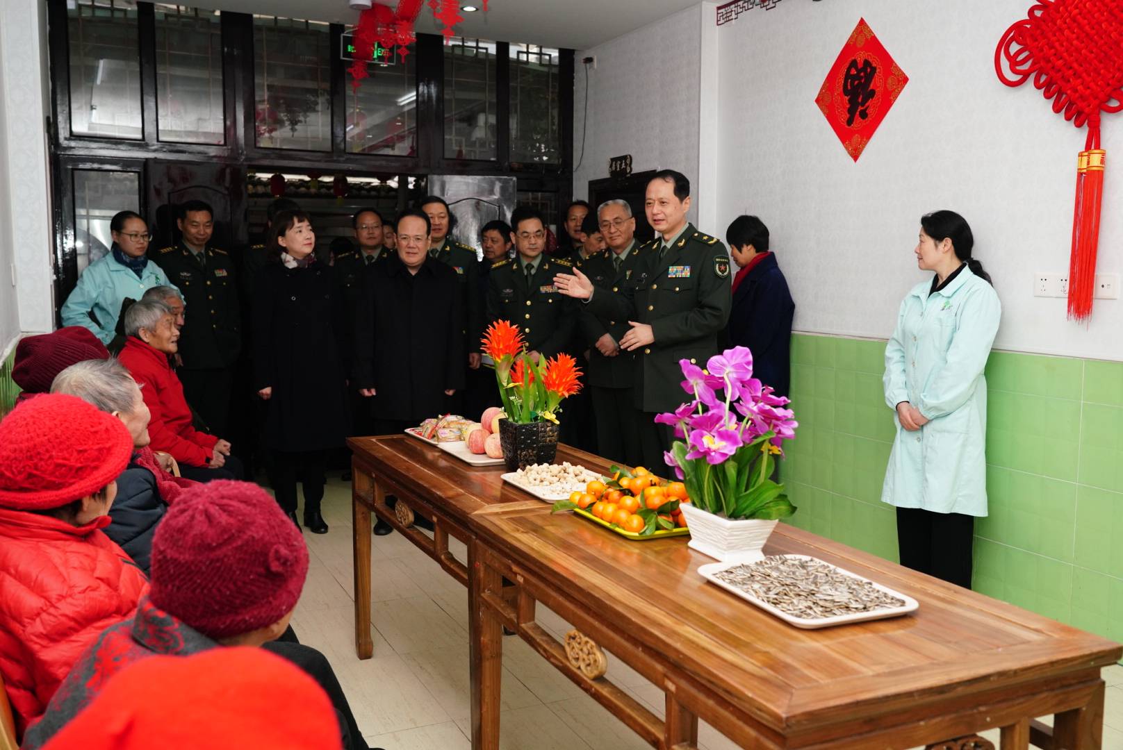 江苏省军区司令员张黎鸿,副政委苏林波等专程前往养老中心看望慰问