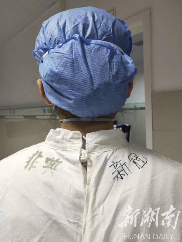防护服和隔离衣"用尽",甚至有护士拿出了多年前抗击非典时用过的物资