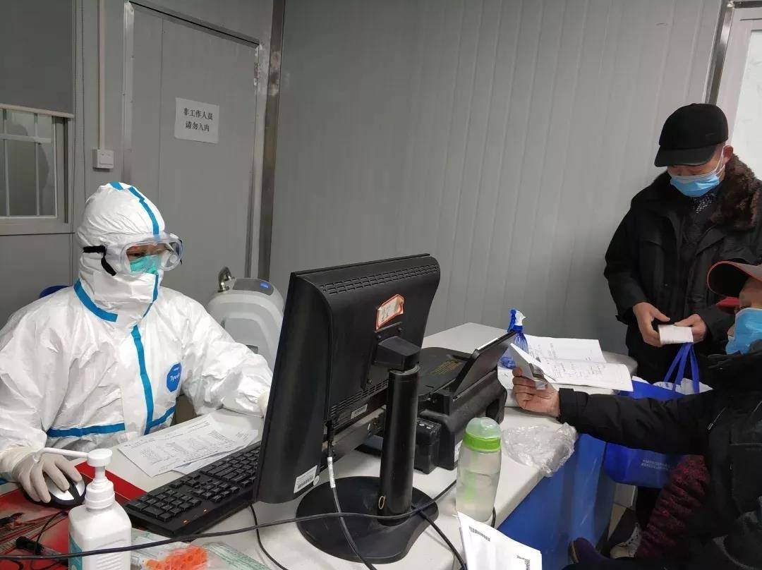 武汉市第六医院发热门诊医生在接诊