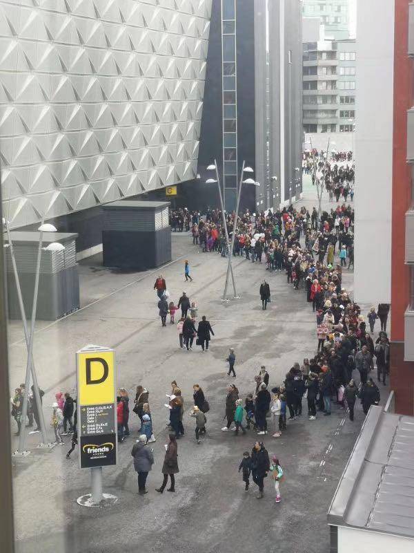 图为排队入场的人群 照片来自瑞典华人