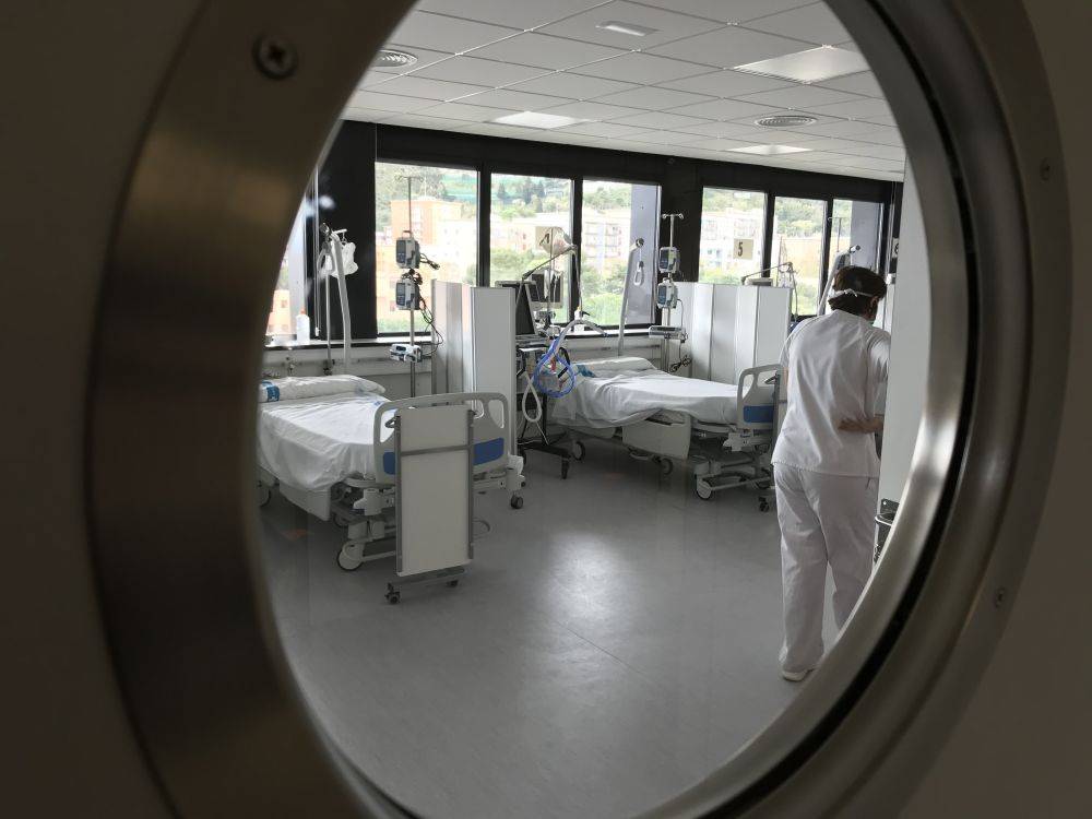 巴塞罗那拍摄的巴尔-德埃夫龙医院新建立的一间新冠肺炎重症病房