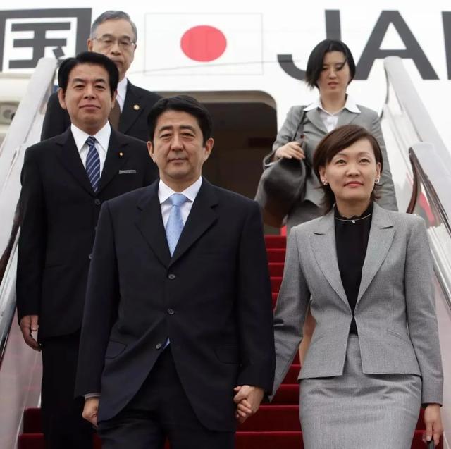 疫情兇猛日本首相夫人卻組團賞櫻!