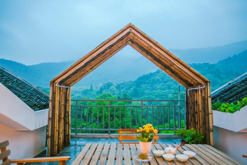 "走在大石山路上,彭锐被"闲云舍"老板娘俞慧喊住了.