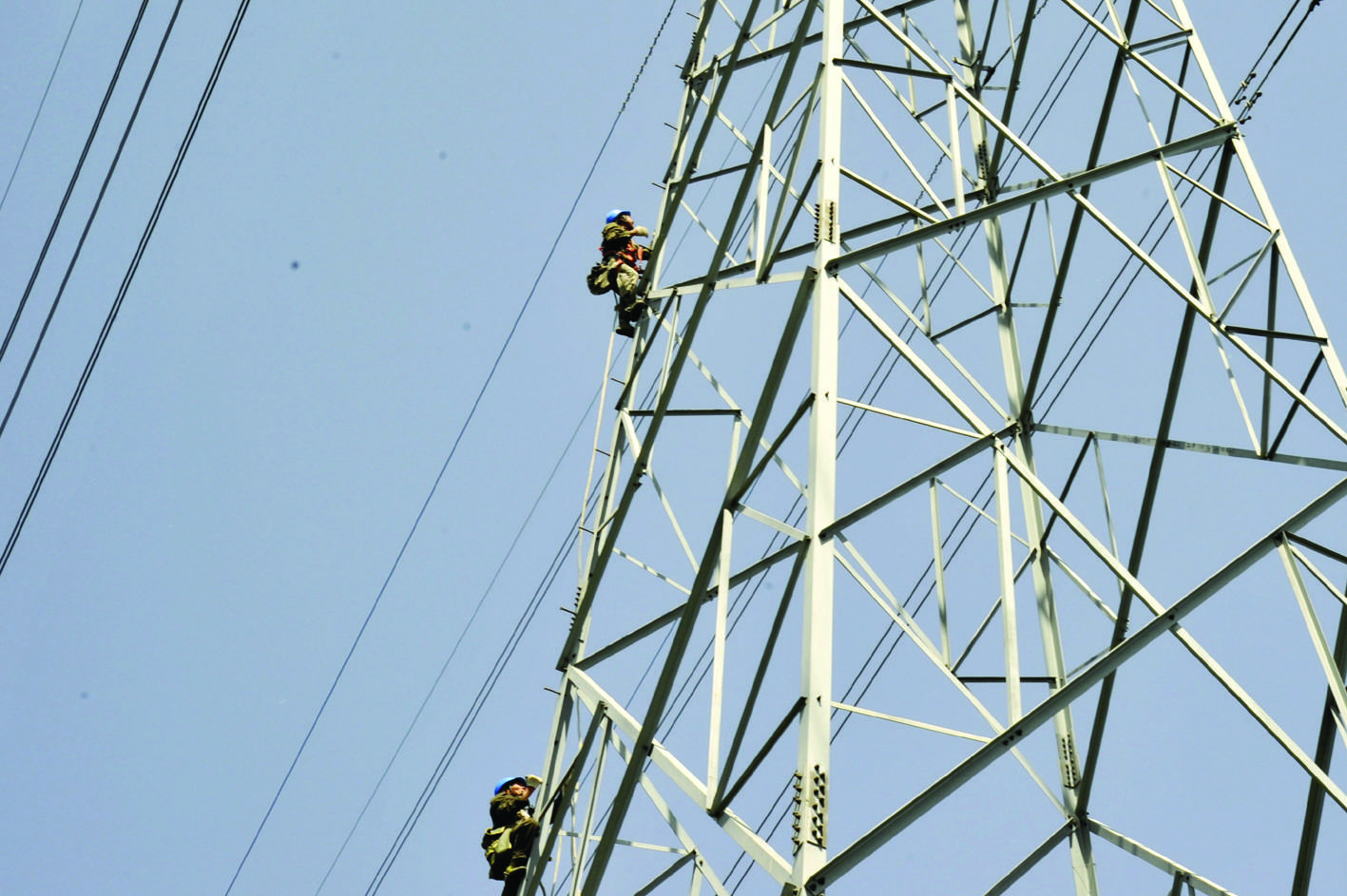 线路工攀登55米高铁塔,准备作业.