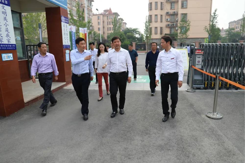 淮安区委书记"六一"前走访慰问少年儿童