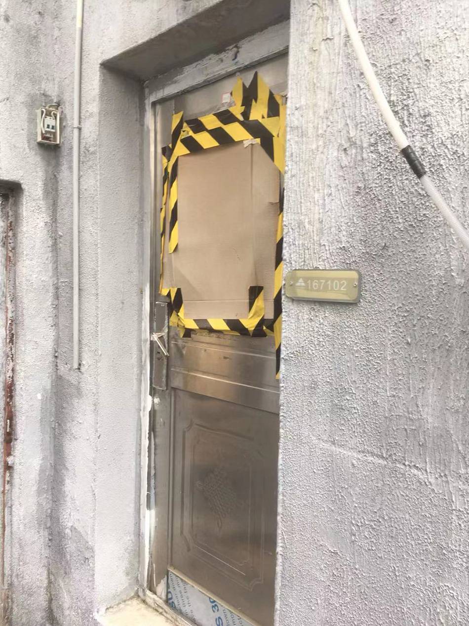 学生指认原来"小黑屋"的所在地