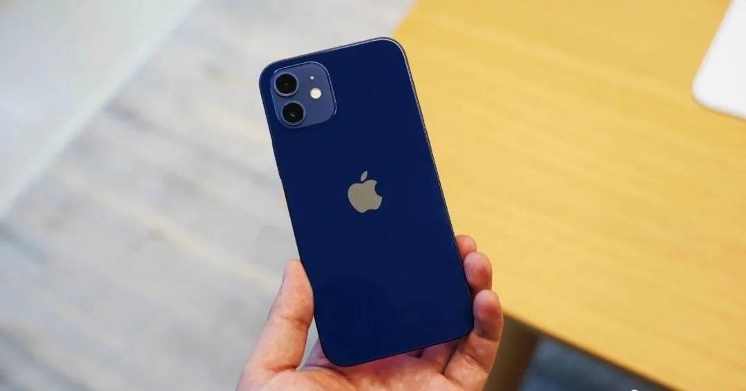 蓝色iphone 12"翻车"了?网友吵翻