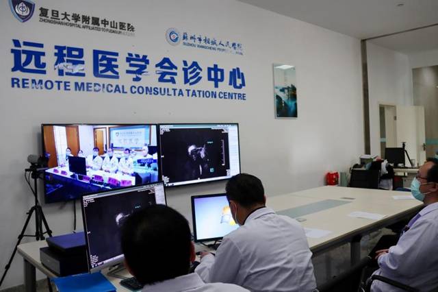 附属中山医院专家与苏州市相城人民医院的医生正在进行远程多学科会诊