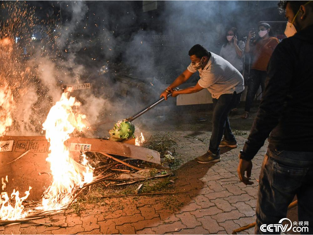 印度民众焚烧象征新冠病毒的假人