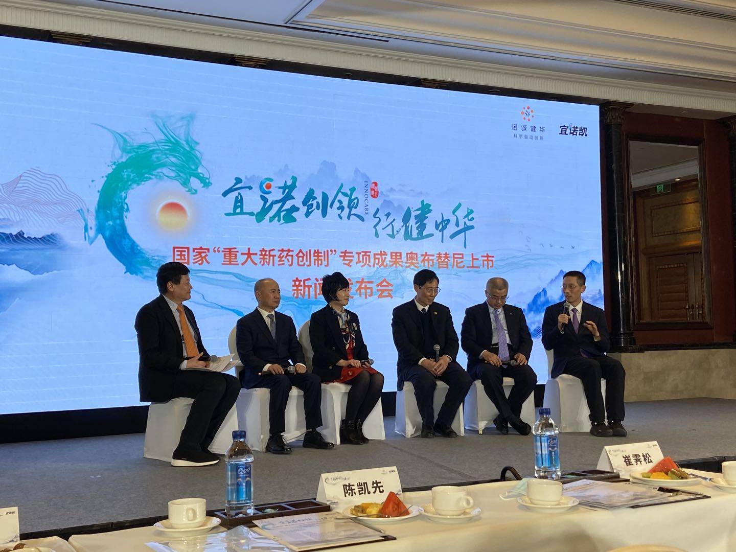 右起为施一公院士,朱军教授,陈凯先院士,崔霁松博士,吴德沛教授,马军