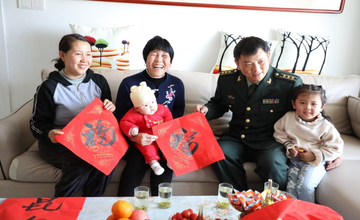 仓晓与南京市"最美现役军人"张金荣家属