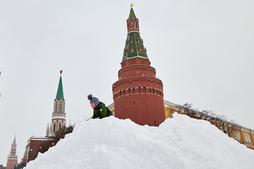 莫斯科遭遇近50年最大降雪 城区积雪厚度近56厘米
