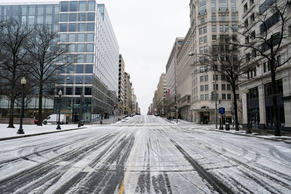 2月18日,美国华盛顿一处道路被积雪覆盖.