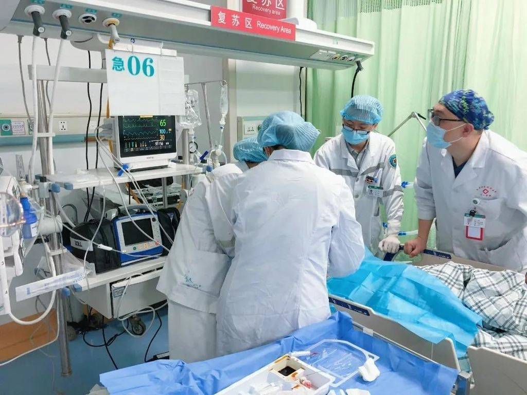 四川知名急救专家心肌梗死,自己指挥抢救自己时心脏骤停