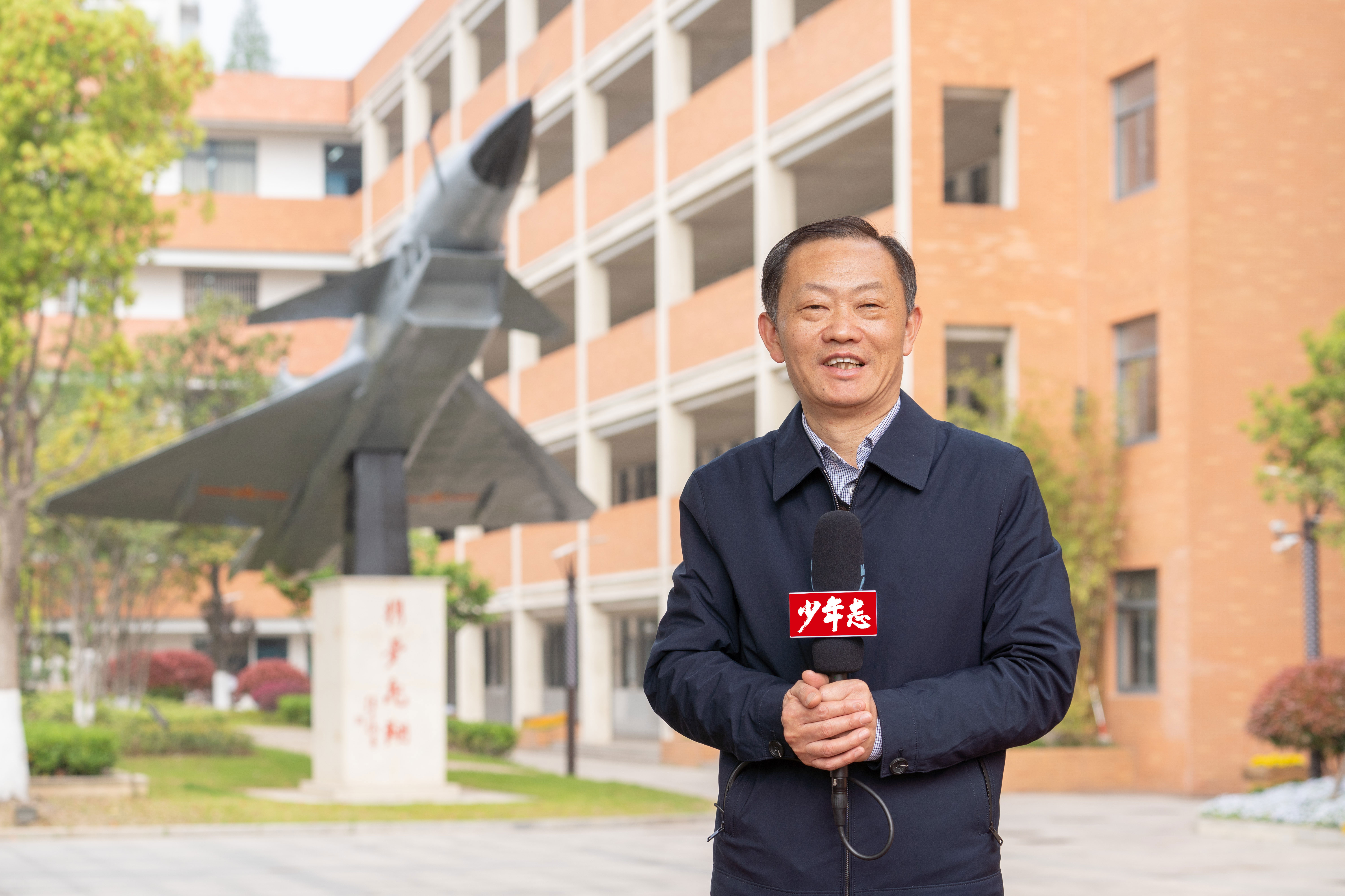 南京航空航天大學附屬高級中學校長蔣國和是中學正高級教師,中學政治