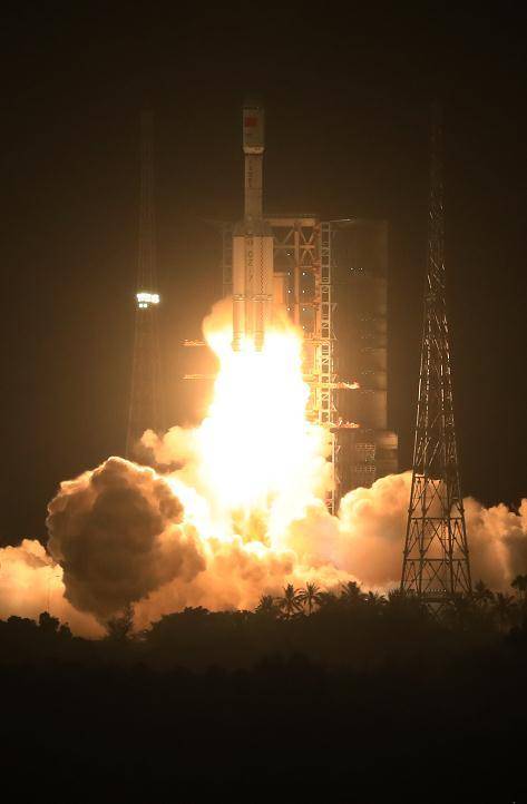 发射天舟二号货运飞船的长征七号遥三运载火箭点火起飞