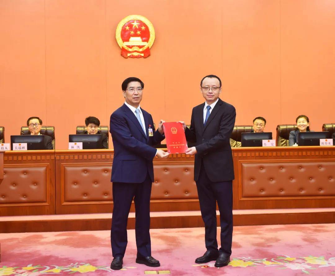 赖泽华为新任命的鲁罡同志颁发任命书(图片来源:中山日报,文波 摄)