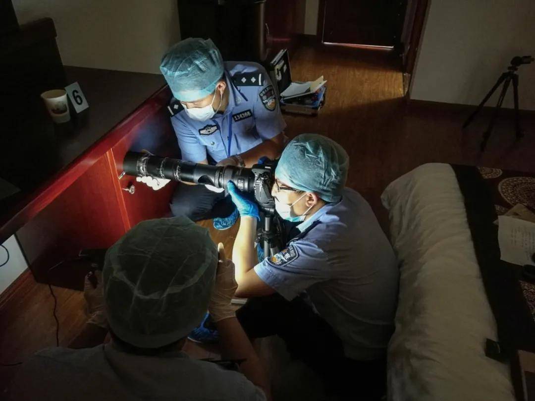 摄影:省厅刑警总队供稿 重大事故现场刑事技术人员"逆行"勘查