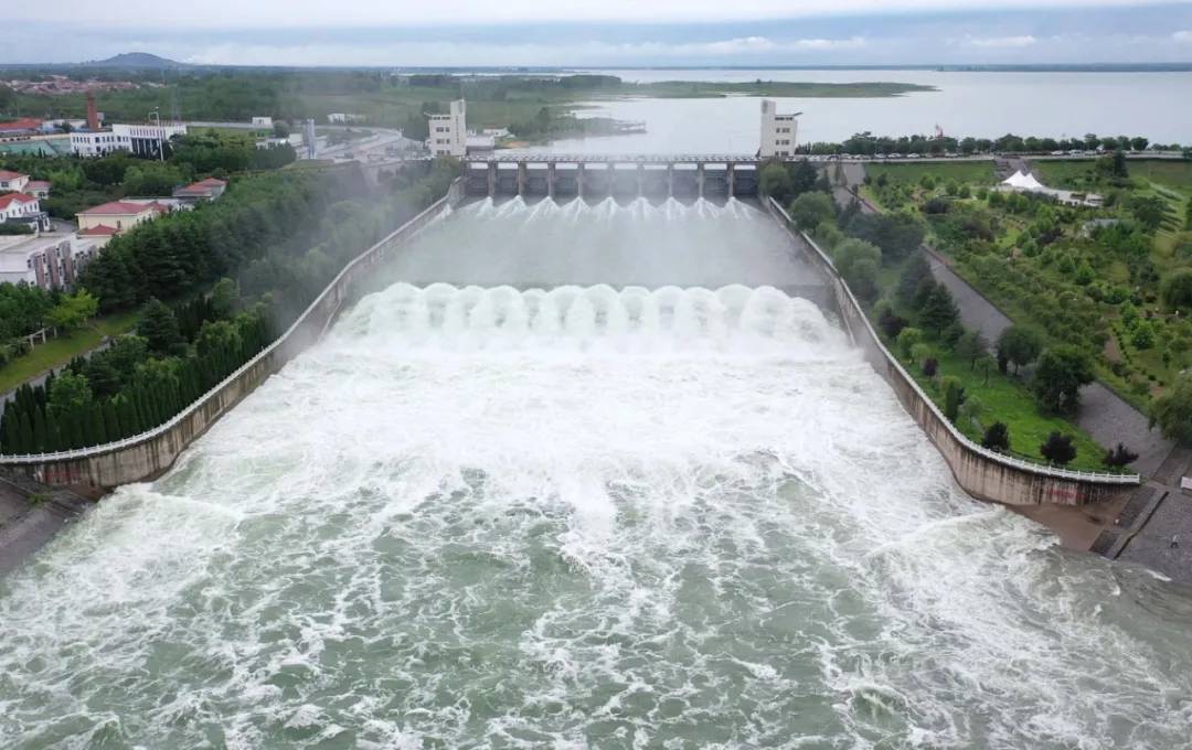 江苏省最大人工水库石梁河水库今年首次开闸泄洪